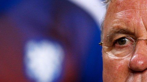El fracaso holandés lo lanzó al desempleo. Hiddink quiere dirigir en la Premier League.