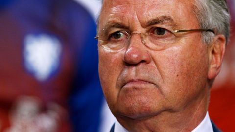 El fracaso holandés lo lanzó al desempleo. Hiddink quiere dirigir en la Premier League.