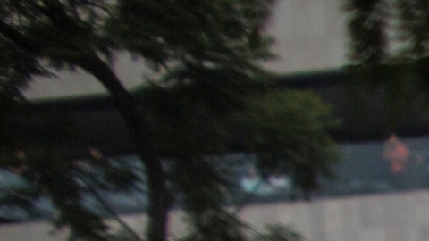 Manifestantes chocan con la policía antidisturbios tras una manifestación para pedir continuar con la búsqueda de los 43 estudiantes secuestrados el 26 de septiembre de 2014.