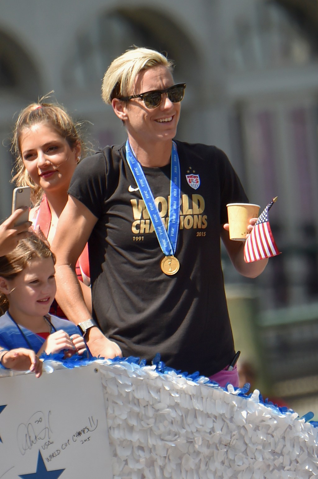 Abby Wambach a bordo de una carrosa durante el desfile de recibimiento de la Selección Nacional Femenina de Fútbol, ganadoras de la Copa Mundial de Fútbol 2015.