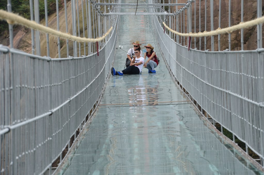 Turistas se toman una 'selfie' en el puente de vidrio de 300 metros de longitud, a 180 metros del suelo. 