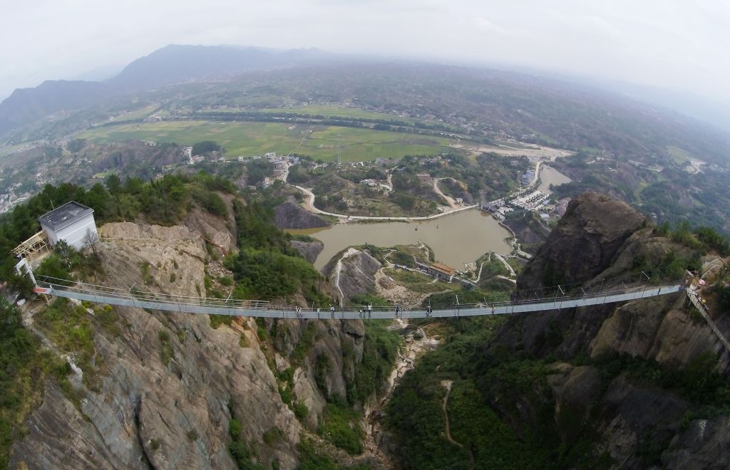 Foto panorámica del puente colgante de vidrio en el Shiniuzhai National Geological Park. 