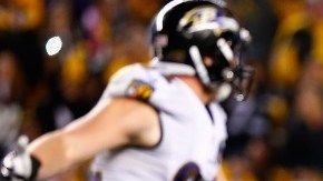 El pateador de los Ravens Justin Tucker es felicitado tras patear el gol de campo decisivo de otra emocionante batalla contra los Steelers.