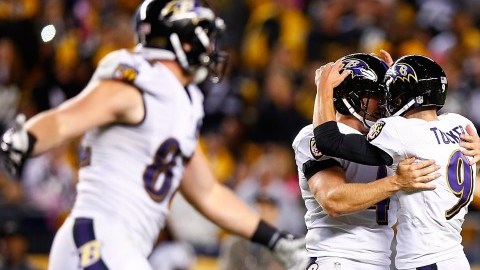 El pateador de los Ravens Justin Tucker es felicitado tras patear el gol de campo decisivo de otra emocionante batalla contra los Steelers.