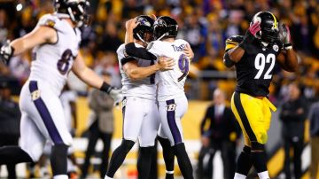 El pateador de los Ravens Justin Tucker es felicitado tras patear el gol de campo decisivo de otra emocionante batalla contra los Steelers.