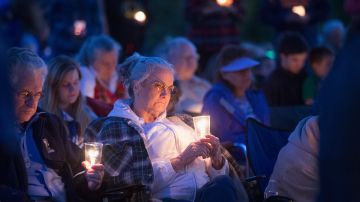 Vecinos del condado de Douglas asisten a un servicio de oración y vigilia en River Bend Park para recordar a las víctimas del tiroteo masivo en Umpqua Community College, en Oregon.