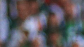 Darrelle Revis se eleva para interceptar un pase en contra de los Dolphins de Miami el domingo en Wembley.