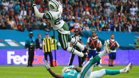 Darrelle Revis se eleva para interceptar un pase en contra de los Dolphins de Miami el domingo en Wembley.