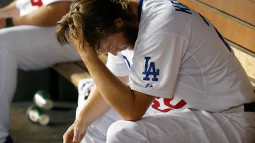 Clayton Kershaw, estrella de los Dodgers, no puede ocultar su frustración tras ser sacado del juego en la séptima entrada.