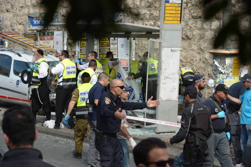 Voluntarios y fuerzas de seguridad en una parada de ómnibus en la calle Malchei Yisrael, escena de uno de los múltiples ataque terroristas de los últimos días que han dejado al menos tres muertos y varios heridos.