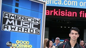 Joe Jonas y Charlie Puth fueron los encargados de revelar los detalles de la gala.