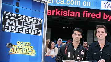 Joe Jonas y Charlie Puth fueron los encargados de revelar los detalles de la gala.