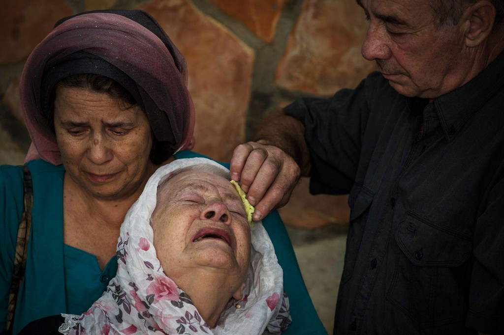 La madre de Albert Alon Govberg inconsolable surante su funeral. 