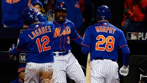 Jugadores de los Mets festejan una carrera de Lagares conseguida en el quinto inning.