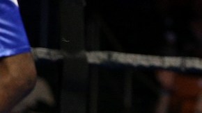 Prichard Colón se toca la cabeza después de recibir un golpe de Terrel Williams.