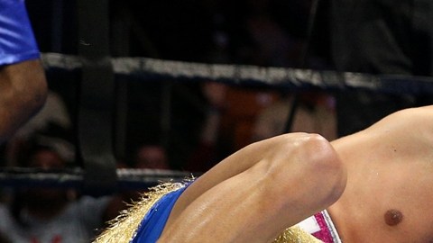 Prichard Colón se toca la cabeza después de recibir un golpe de Terrel Williams.