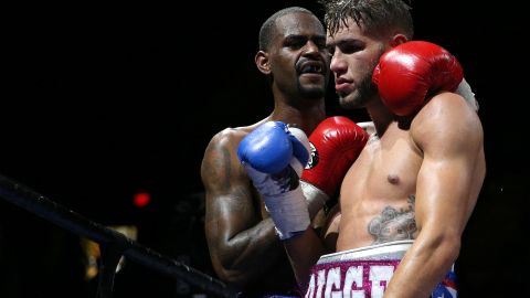 El púgil Terrel Williams le habla al boricua Prichard Colón luego de derrotarlo en un combate efectuado en Fairfax, Virginia.