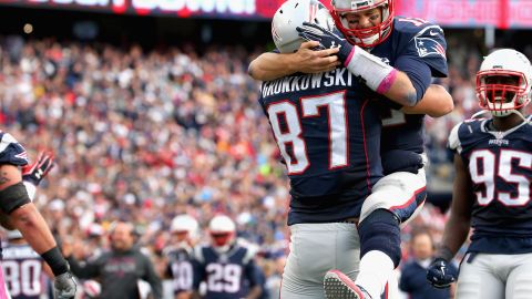 Tom Brady y Rob Gronkowski celebran efusivamente otro pase de touchdown, en el cuarto periodo de su juego contra los Jets.