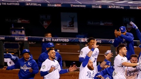 Juego kilométrico en Kauffman Stadium.
