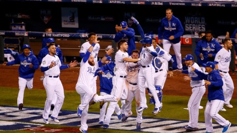Juego kilométrico en Kauffman Stadium.