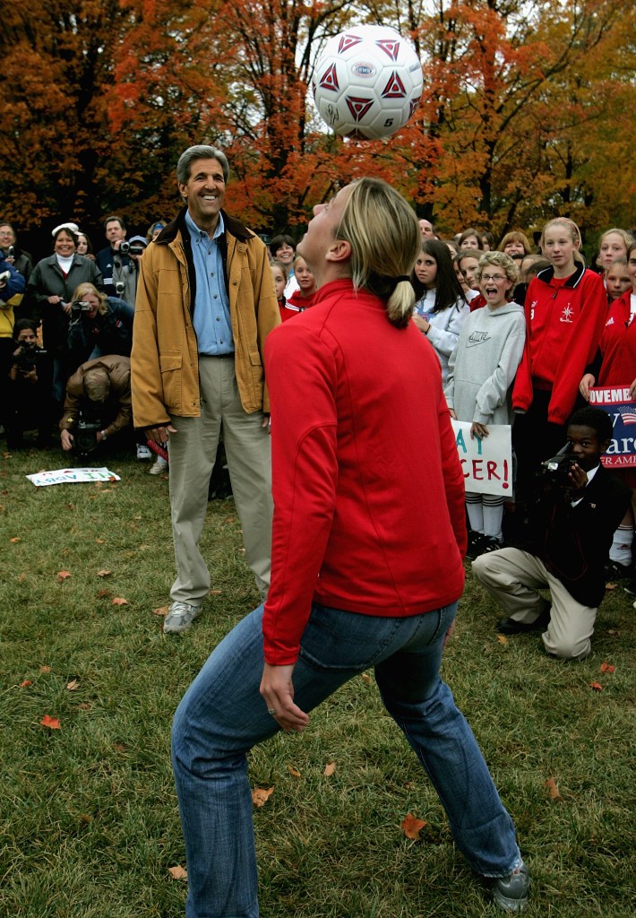 John Kerry durante su campaña presidencial en 2004, observando los dominios de balón de Abby Wambach. 