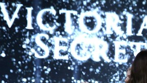 La prenda de $2 millones de dólares, está hecha con diamantes y zafiros.