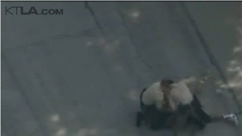 Imágenes aéreas muestran la golpiza que propinaron los dos agentes al hombre tendido en el suelo.