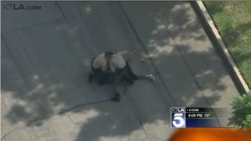 Imágenes aéreas muestran la golpiza que propinaron los dos agentes al hombre tendido en el suelo.