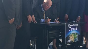 El gobernador Jerry Brown firmó la AB 350 que busca un mejor ahorro de energía en California