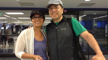 Los esposos Arias arribaron este viernes a Los Ángeles en el ultimo vuelo en salir de Puerto Vallarta, México.
