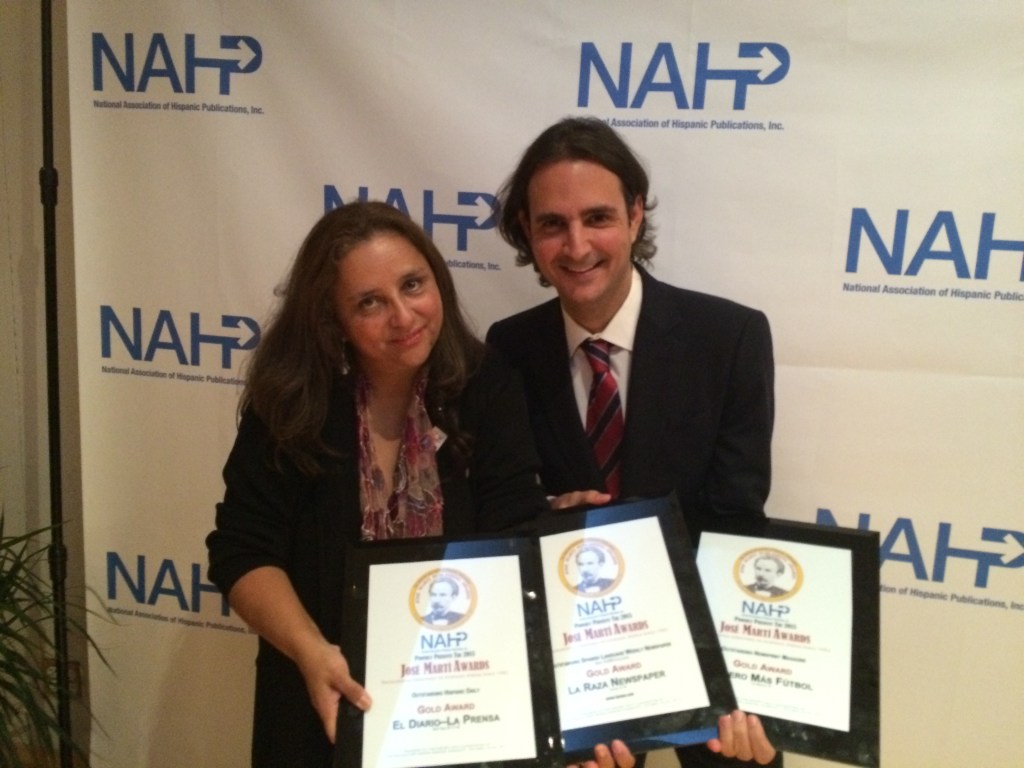 Martha Montoya, presidenta de la NAHP, y Rafael Cores, director de Noticias de ImpreMedia.