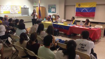 Helene Villalonga, presidente de AMAVEX, explica a los asistentes la Ley de Ajuste de Estatus Venezolano.