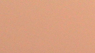 Dos inmigrantes de Siria son rescatados por otros en un bote cerga ce las costas de Grecia.