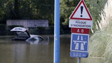 Vehículos inundados en Mandelieu la Napoule, al sur de Francia