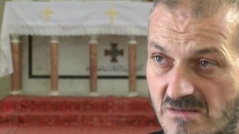El padre Jack Murad estuvo secuestrado por ISIS.