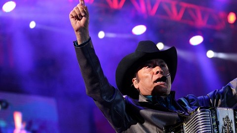 El cantante de Los Tigres del Norte, Jorge Hernández, se confundió y habló de la supuesta condena de Larry Hernández, que no existe. Oops!