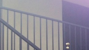 Vecinos relatan que escucharon gritos venir de la unidad residencial de la familia encontrada muerta.