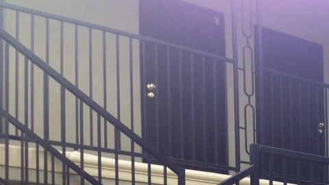 Vecinos relatan que escucharon gritos venir de la unidad residencial de la familia encontrada muerta.