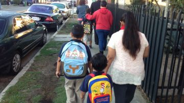 Padres y alumnos de la primaria Dolores Huerta, en sur de LA
