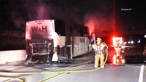 En el bus viajaban unas 40 personas, quienes lograron salir del vehículo a tiempo