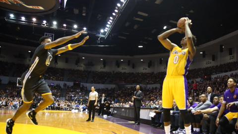 Nick Young en acción frente a los Warrios el sábado por la noche.