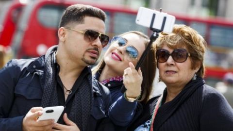 Conviviendo juntos es como se miraba frecuentemente a Larry Hernández, su prometida Kenia Ontiveros y su mamá Manuela en el reality show "Larrymanía".