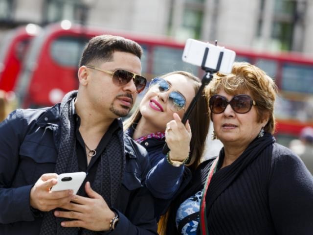 larry hernandez kenia y manuela