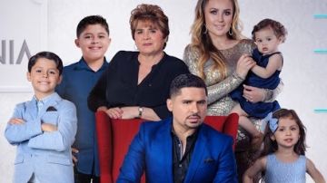Los hijos , la mamá, la prometida y Larry Hernández son parte de una de las familias más populares de la televisión hispana por su show "Larrymania".