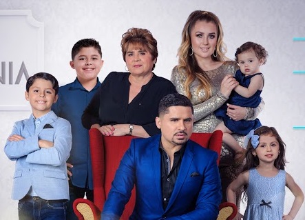 Los hijos , la mamá, la prometida y Larry Hernández son parte de una de las familias más populares de la televisión hispana por su show "Larrymania".