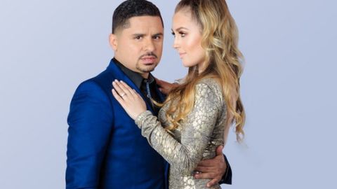 Larry Hernandez y su novia y madre de sus hijas, Kenia Ontiveros, siguen unidos a pesar del lío legal del cantante.