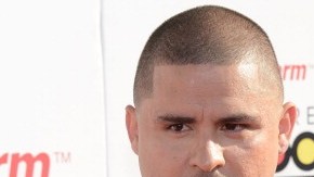 Parece que a Larry no le importa el qué dirán.