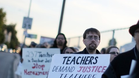 Maestros del LAUSD marchan exigiendo una investigación adecuada en los casos de educadores suspendidos.
