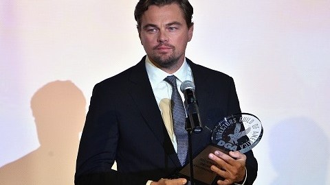 El actor Leonardo DiCaprio recuperó su 'sex appeal' ahora que no lleva una larga barba.