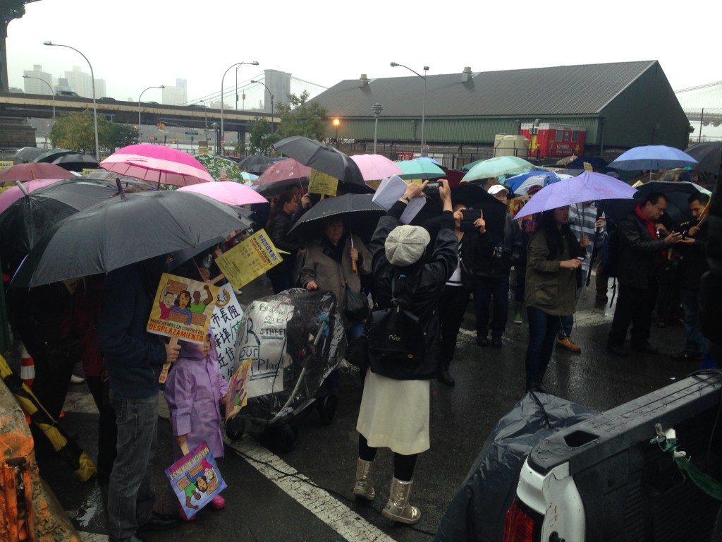 El fuerte viento ni la lluvia intensa paró a unos cien manifestantes.